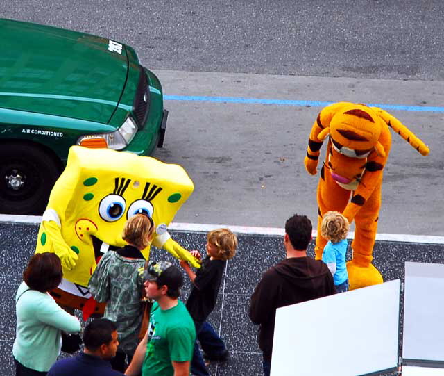 SpongeBob SquarePants and Tigger impersonators, Hollywood Boulevard