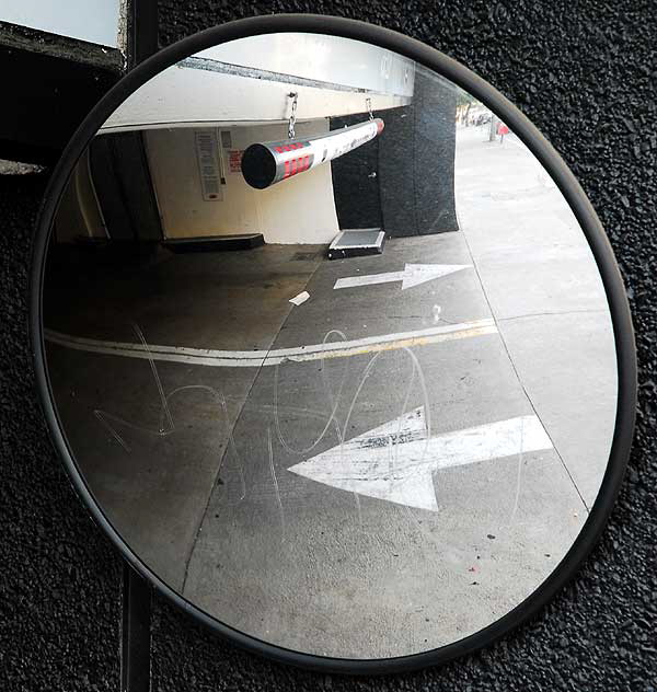 Round mirror with arrows, Hollywood