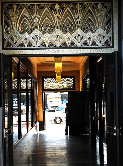 Entrance hallway, Wilshire Tower, 5500 Wilshire Boulevard - architect Gilbert Underwood, 1929 Entrance hallway, Wilshire Tower, 5500 Wilshire Boulevard - architect Gilbert Underwood, 1929