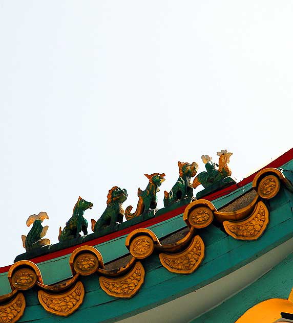 Figures on roof, Los Angeles' Chinatown