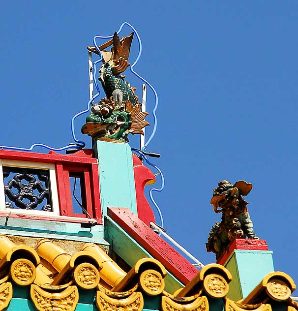 Figures on roof, Los Angeles' Chinatown