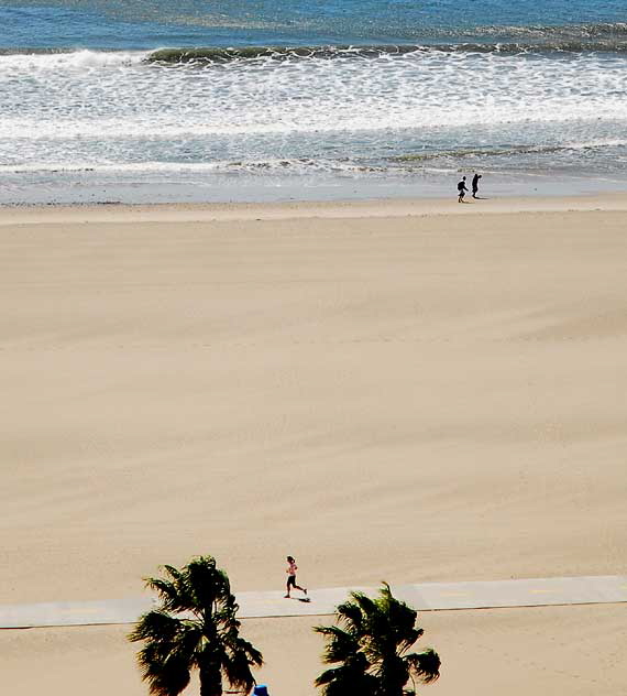 The beach at Santa Monica, noon, Monday, March 23, 2009