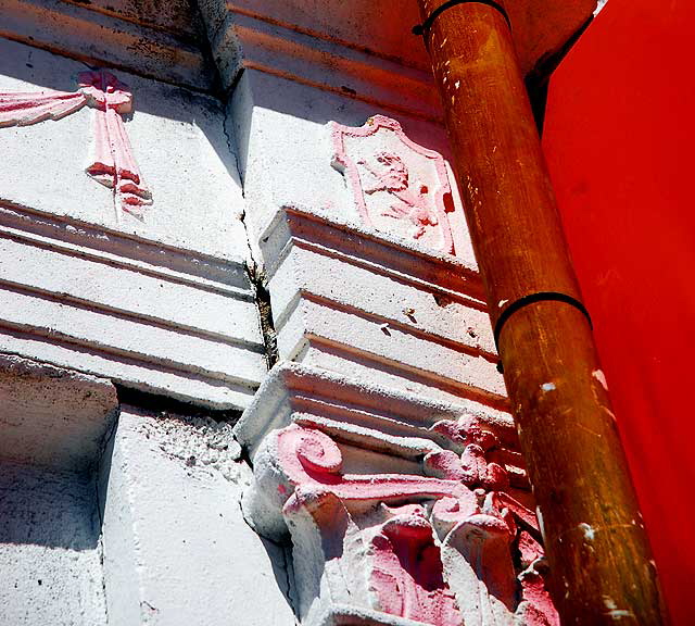 Pink stucco lion, Hollywood Mini Mart - Hollywood Boulevard, near Western