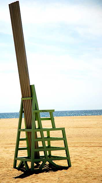 Giant chair just south of the Santa Monica Pier