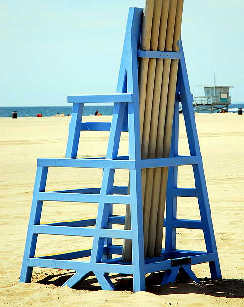 Giant chair just south of the Santa Monica Pier