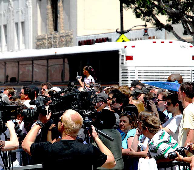 Event crowd - Cameron Diaz receives her star in the Hollywood Walk of Fame, in front of the 1922 Grauman's Egyptian Theatre, Hollywood Boulevard - Monday, June 22, 2009