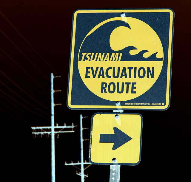 "Tsunami Evacuation Route" sign, Pacific Avenue near Washington in Venice Beach 