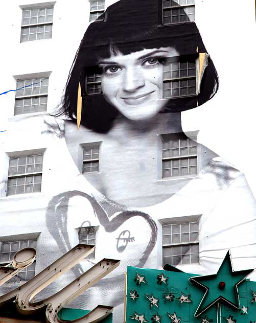 Heart and Star, graphic in the east wall of the Hollywood Roosevelt Hotel