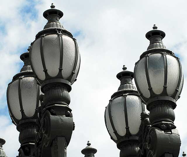 "Urban Light" - Chris Burden, 2000-2007 - at the Los Angeles County Museum of Art (LACMA), Wilshire Boulevard, Los Angeles