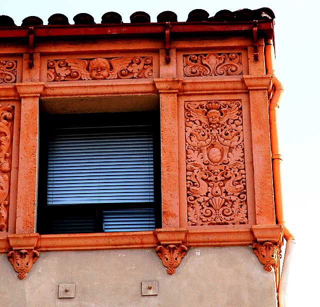 Spanish Colonial Revival apartment building, southeast corner of Wilshire Boulevard and South Dunsmuir Avenue