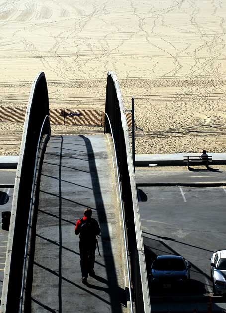 Pedestrian bridge over Pacific Coast Highway, Pacific Palisades Park, Santa Monica 