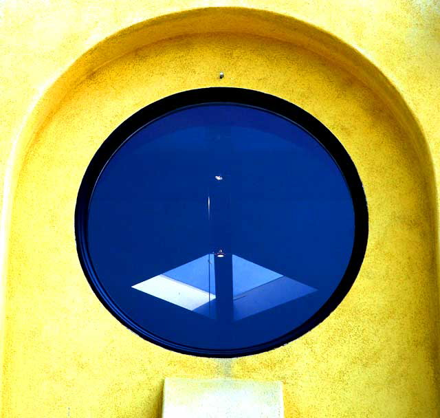 Round window, Cassil Place, Hollywood