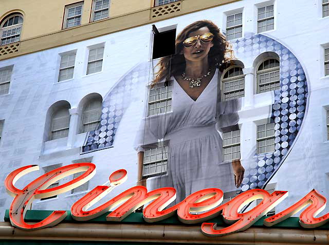 Hollywood Roosevelt Hotel - supergraphic for "Sex and the City, 2" Hollywood Roosevelt Hotel - supergraphic for "Sex and the City, 2"