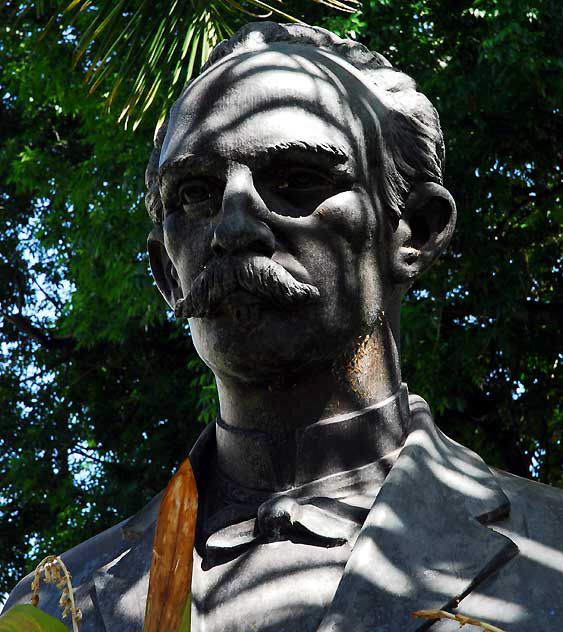 Bust of Jos Mart - 1975 sculpture by Sergio Lopes Mesa, Echo Park, Los Angeles