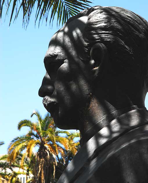 Bust of Jos Mart - 1975 sculpture by Sergio Lopes Mesa, Echo Park, Los Angeles