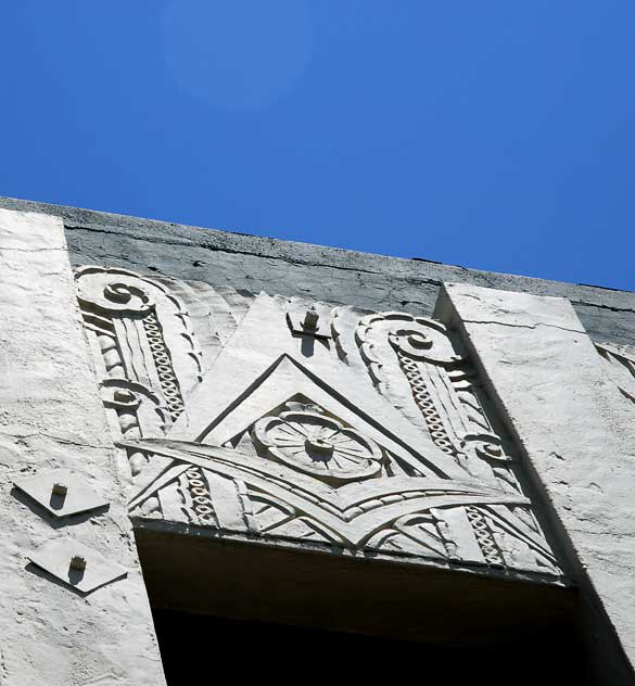 Abandoned Art Deco building on La Palmas in Hollywood