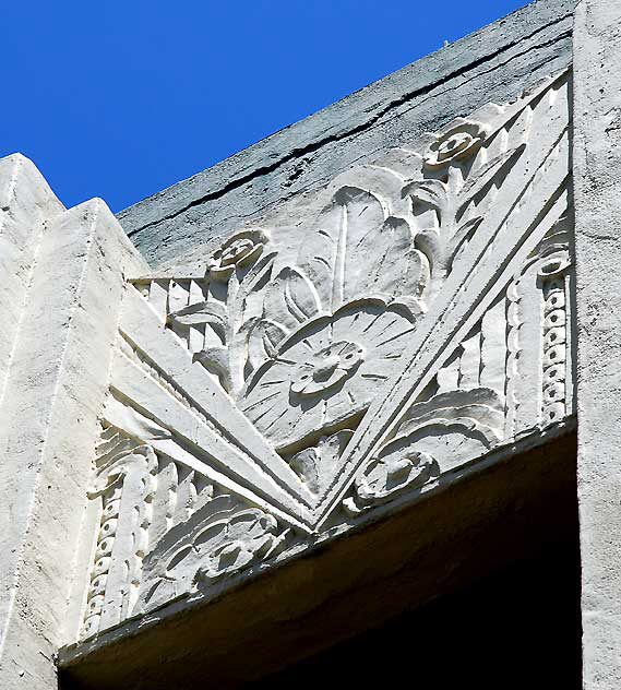 Abandoned Art Deco building on La Palmas in Hollywood