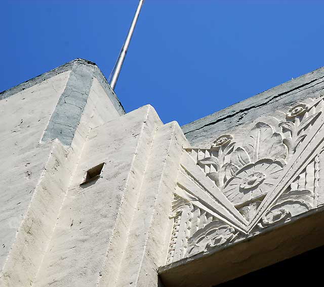 Abandoned Art Deco building on La Palmas in Hollywood