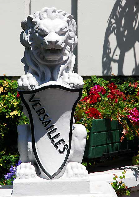 Stone Lion, Versailles Apartments, Saint Andrews Place