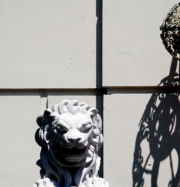 Stone Lion, Versailles Apartments, Saint Andrews Place