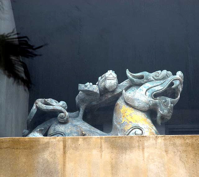 Chinese Heaven Dog in a window on Ocean Front Walk, Venice Beach