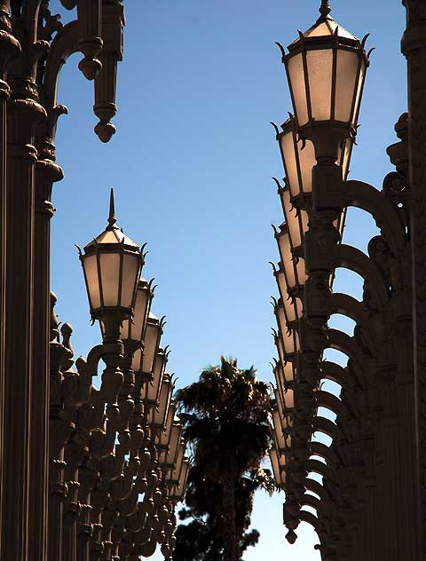 Urban Light - Chris Burden, 2008 - South Piazza, Los Angeles County Museum of Art, 5905 Wilshire Boulevard