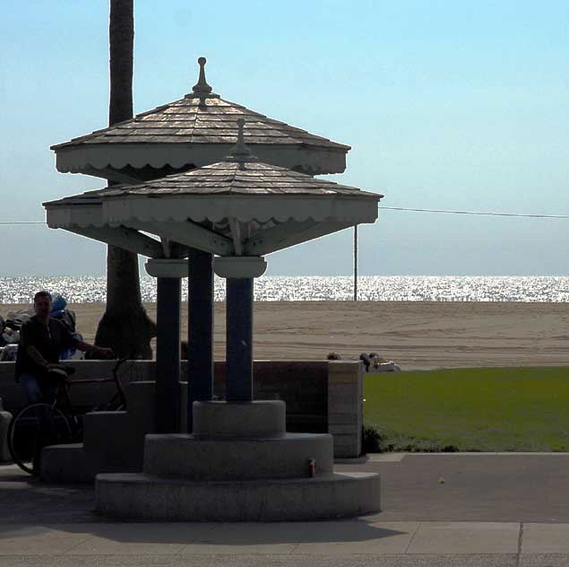 The far end of Breeze Avenue in Venice Beach, Wednesday, September 22, 2010