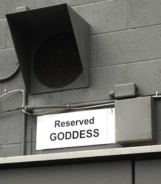 Alley at Melrose and Detroit in Hollywood - Reserved Parking - Goddess 