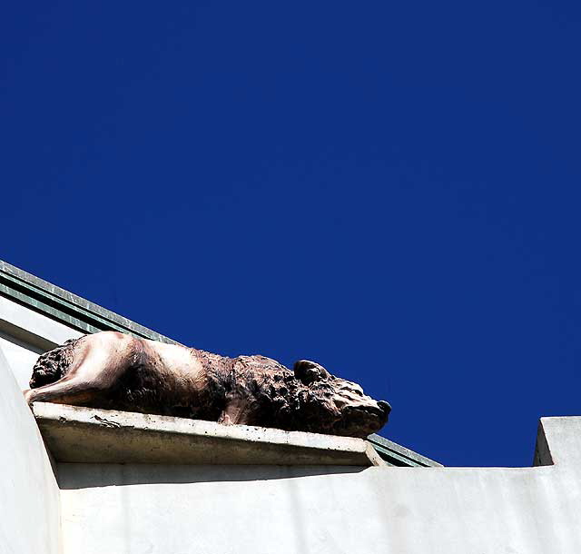 Wolf sculpture, Ocean Front Walk, Venice Beach