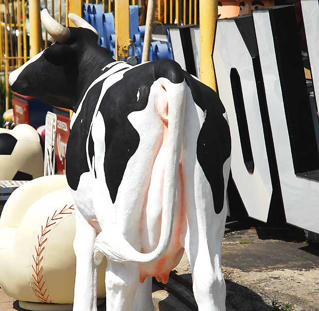 Plaster Cow at Nick Metropolis' lot at LA Brea and First, south of Hollywood