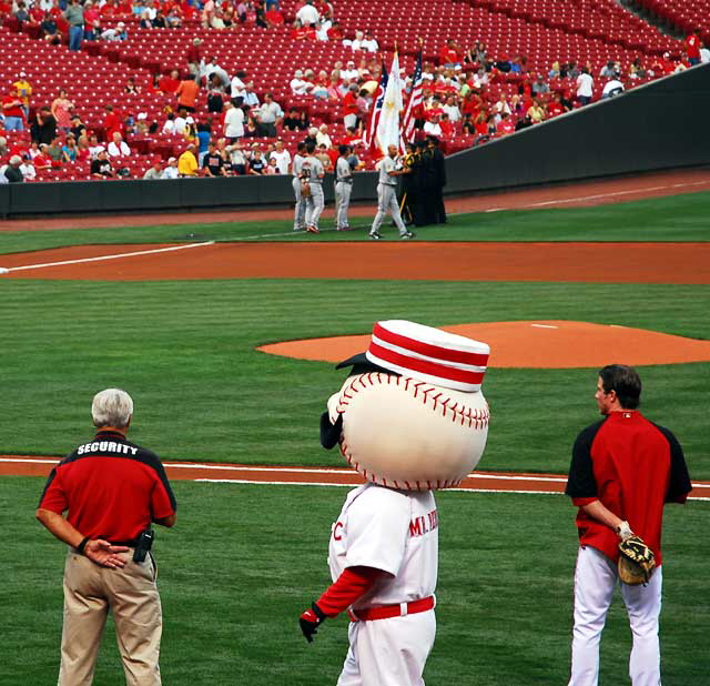 Thursday night, August 28, the Cincinnati Reds play the San Francisco Giants at Great American Ballpark - pregame