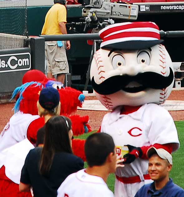 Thursday night, August 28, the Cincinnati Reds play the San Francisco Giants at Great American Ballpark - pregame