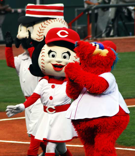 Thursday night, August 28, the Cincinnati Reds play the San Francisco Giants at Great American Ballpark - pregame