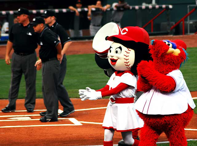 Thursday night, August 28, the Cincinnati Reds play the San Francisco Giants at Great American Ballpark - pregame