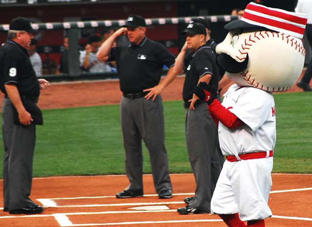 Thursday night, August 28, the Cincinnati Reds play the San Francisco Giants at Great American Ballpark - pregame