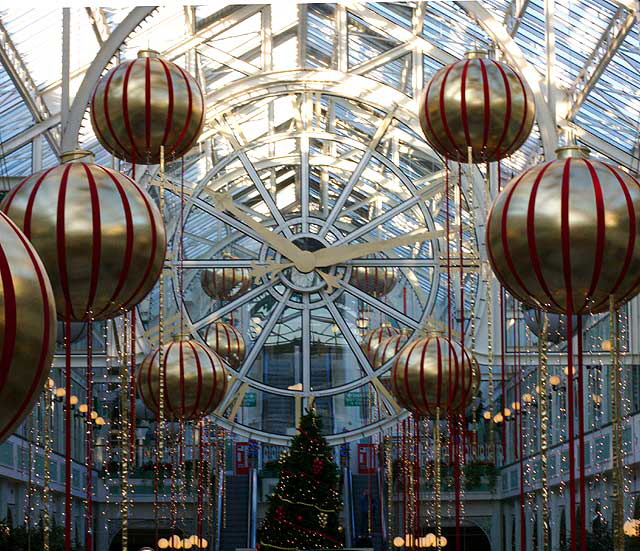 Christmas in Dublin, Ireland, 2008 - photo by Marin A. Hewitt, all rights reserved