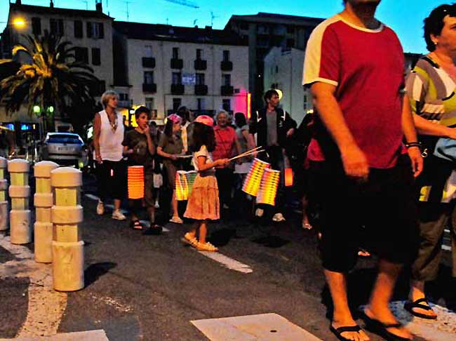 Bastille Day in Port Vendres: "Yesterday - the Eve of Bastille Day - the excellent tourist office here cleared up the confusion over the scheduled afternoon parade of the lamperos. This involved not night fishing boats with big lights, but a kid's parade with lanterns, starting in the evening at 21:30 from the City Hall. To see the lamperos I will have to wait for another suitable fte."
