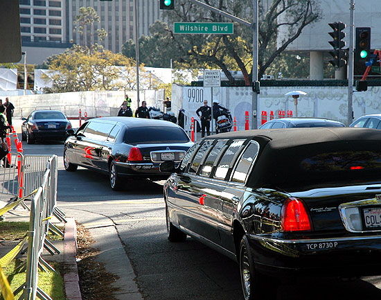 2007 Golden Globes - The current stars arrive in their mobile tombs