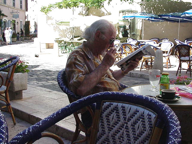 Reading the news in Lourmarin