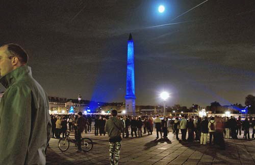 Nuit Blanche 2006 - Place de la Concorde, between the Tuileries and the Champs-Elyses - Obelisk, moon, and blue