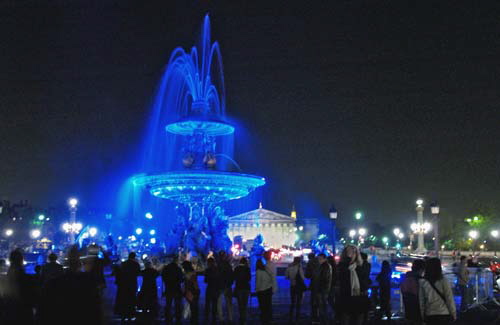 Nuit Blanche 2006 - Place de la Concorde, between the Tuileries and the Champs-Elysées - The fountain in blue, and the Assemblée Nationale, normal…