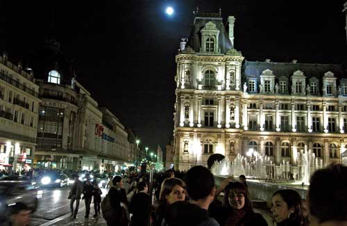 Nuit Blanche 2006 - Htel de Ville - Zero happening, but lots waiting for it