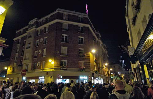 Nuit Blanche 2006 - Marais - two guys on a roof, entertaining the folks