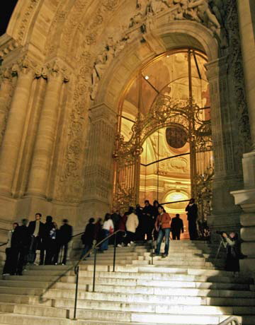 Nuit Blanche 2006 - Petit Palais - the tip of a very long line waiting to get in…