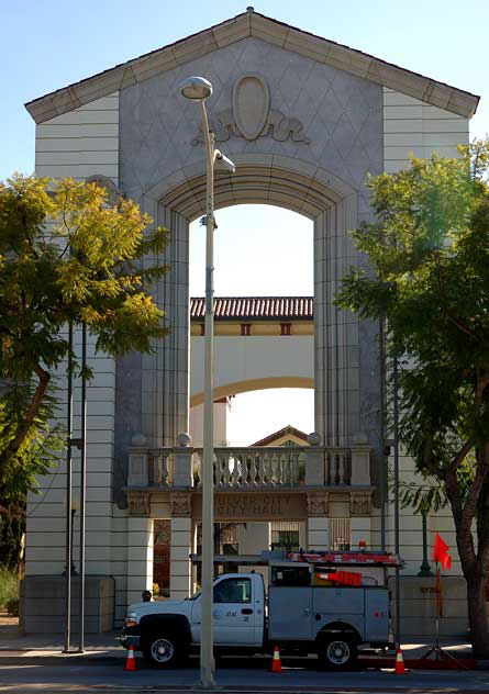 Culver City, City Hall - arch of the old City Hall in front to the new one