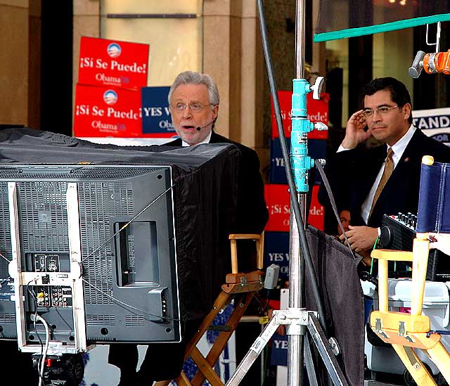 The Los Angeles Democratic Presidential Debate, January 31, 2008, at the Kodak Theater on Hollywood Boulevard - this was what was happening outside, just before the debate began - CNN broadcasting The Situation Room from in front of the theater, with Wolf Blitzer and Bill Schneider and all.