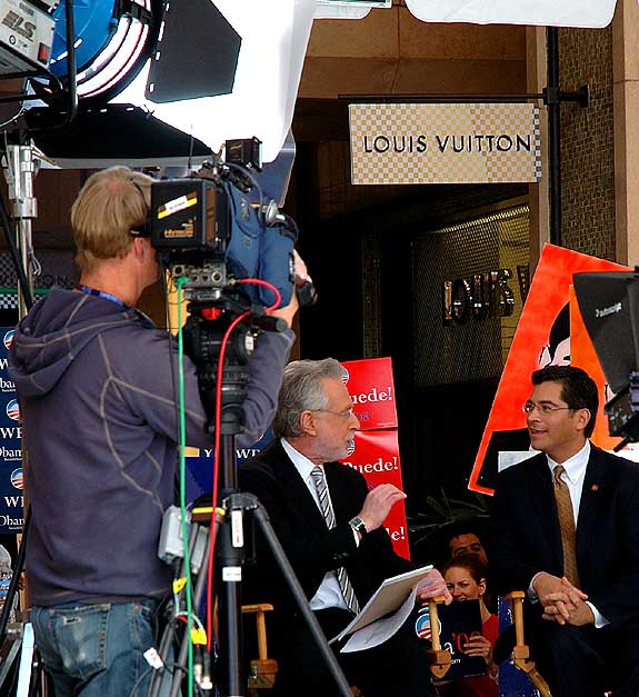 The Los Angeles Democratic Presidential Debate, January 31, 2008, at the Kodak Theater on Hollywood Boulevard - this was what was happening outside, just before the debate began - CNN broadcasting The Situation Room from in front of the theater, with Wolf Blitzer and Bill Schneider and all.