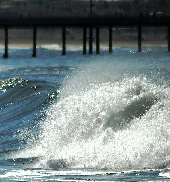 Wave north of Venice Beach Pier - offshore wind blows the spray back out to sea
