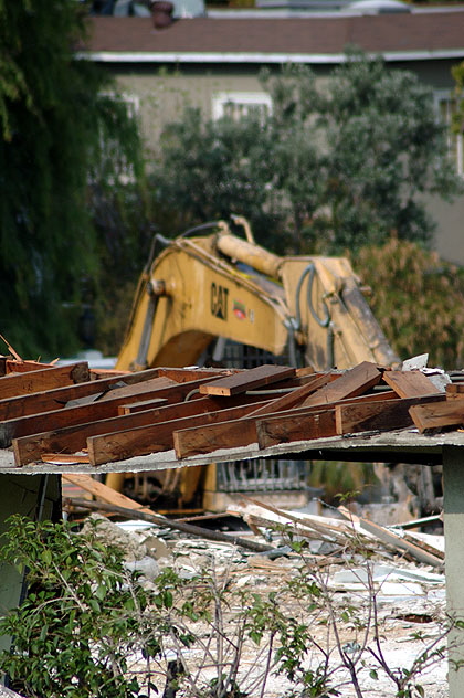 Demolition of Hollywood apartment complex