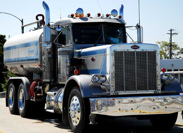 Filming "CSI: Miami" on Naples Island, Alamitos Bay, Long Beach - 10 April 2008 - water truck